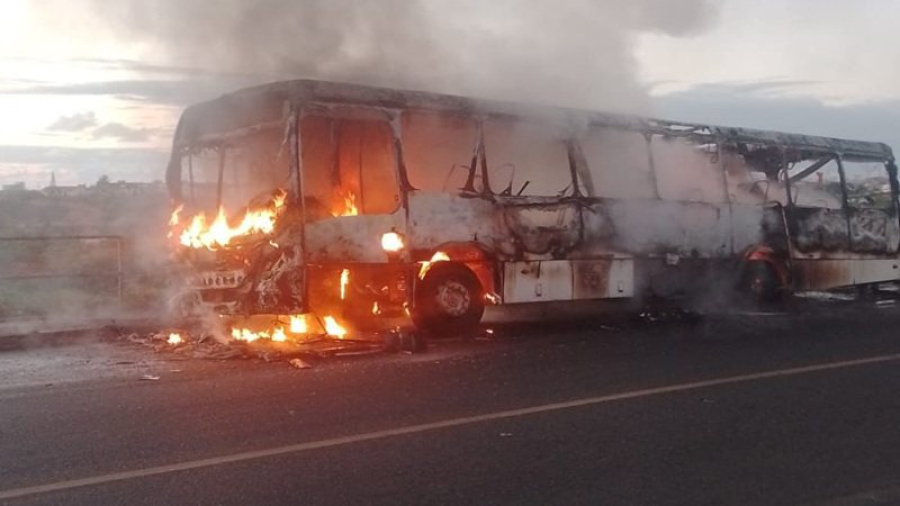 Bandidos ateam fogo em  ônibus  em Salvador 