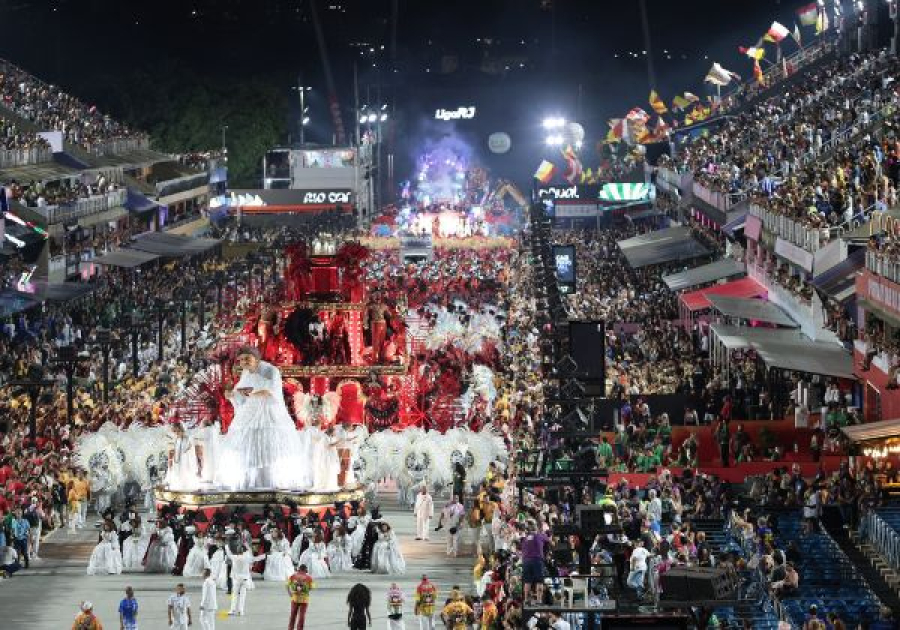 Mulher é presa após m pessoas em camarote de Carnaval