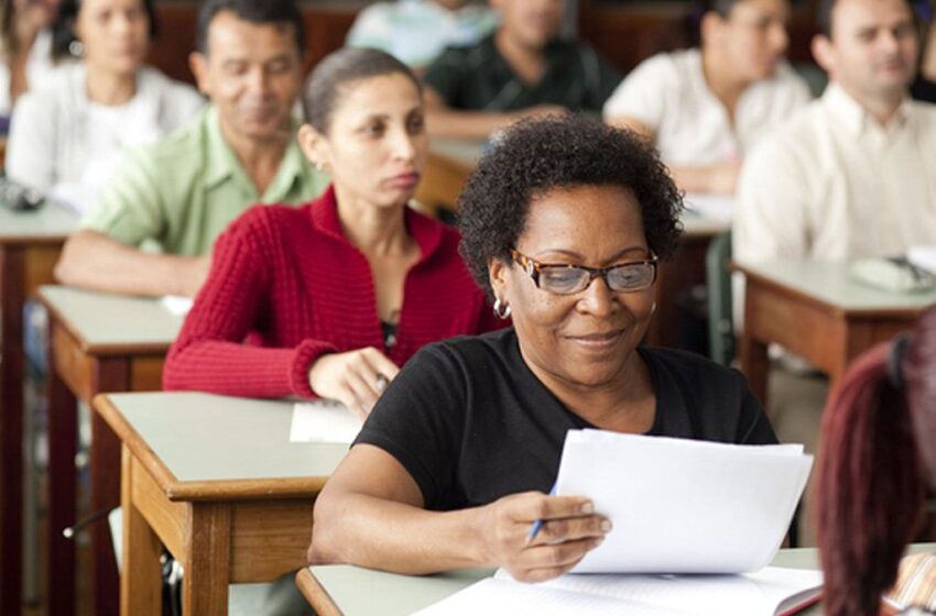  Educação de Jovens e Adultos está com mais de 4 mil vagas abertas na Bahia