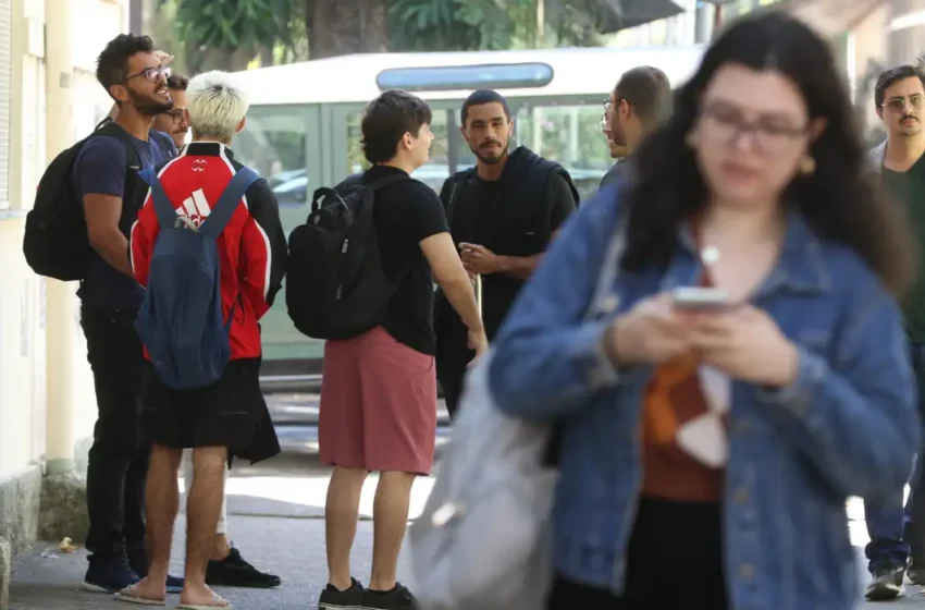  Quase 10 milhões de jovens sem ensino básico estão fora da escola