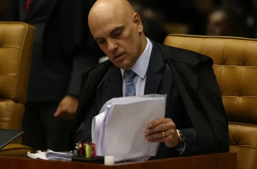  Moraes dá 15 dias para PGR opinar sobre indiciamento de Bolsonaro