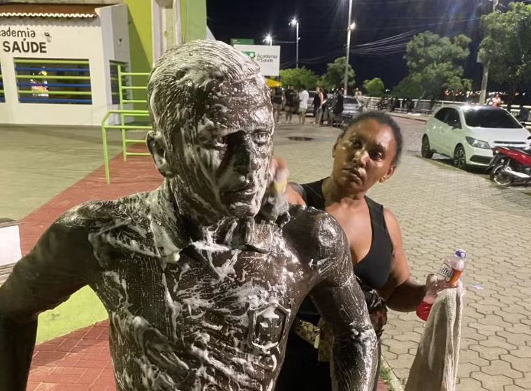  Após recomendação do MP, prefeitura de Juazeiro decide retirar estátua de Daniel Alves