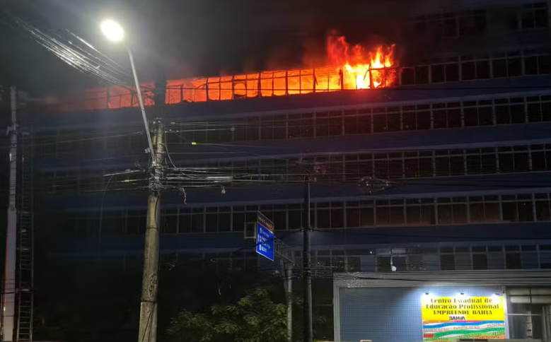  Incêndio de grandes proporções atinge prédio em Salvador