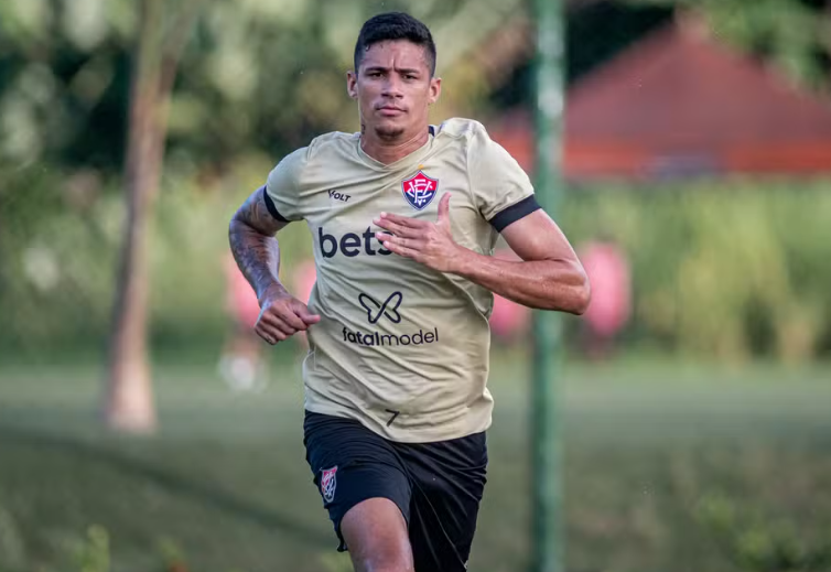  Camutanga faz primeiro treino com elenco do Vitória após lesão