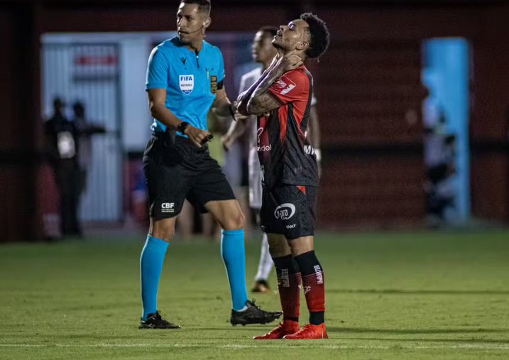  Vitória perde mais uma e é desclassificado da Copa do Brasil