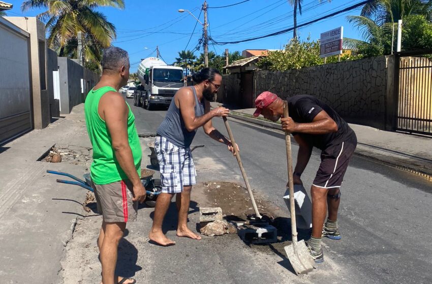  Moradores de Ipitanga tapam buracos e protestam contra abandono por parte da prefeitura