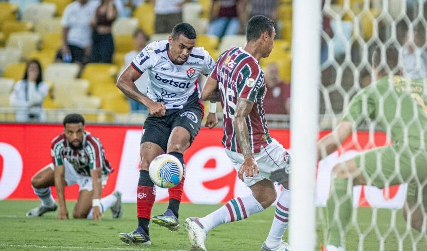  Vitória vence e sai do Z4