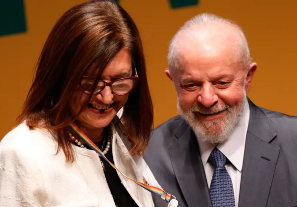  Lula se reúne com presidente da Petrobras para discutir preço do combustível