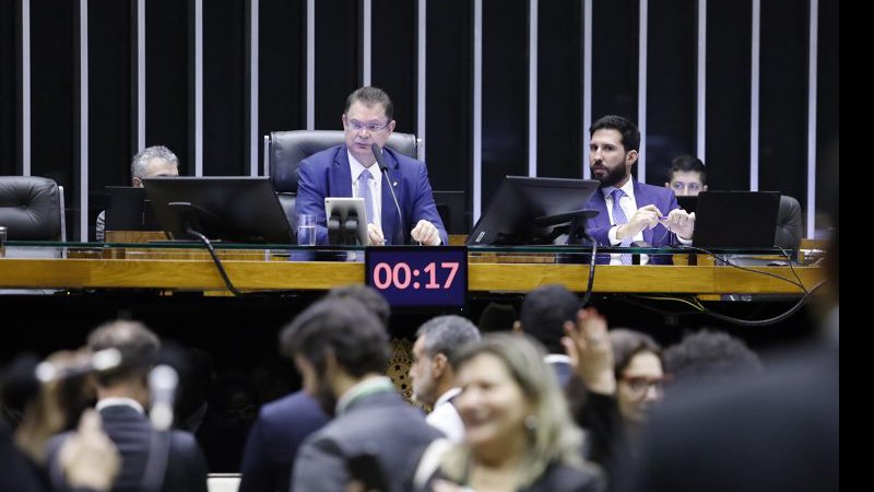  Câmara dos Deputados encerra sessão após explosões na Praça dos 3 Poderes