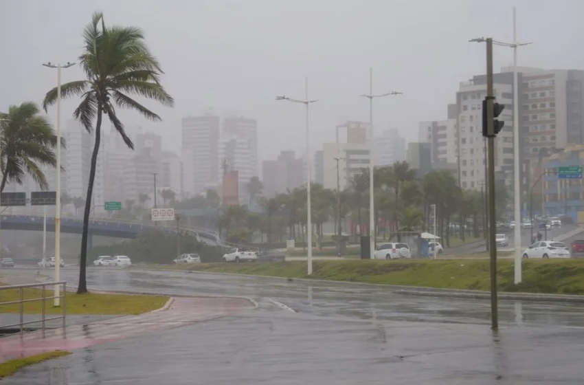  Chuvas fortes devem novamente afetar a Bahia e mais 14 estados.