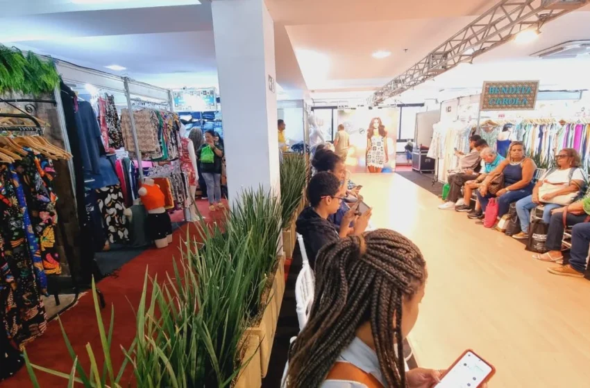  A feira de moda em Salvador acontece até domingo, oferecendo looks a preços acessíveis.